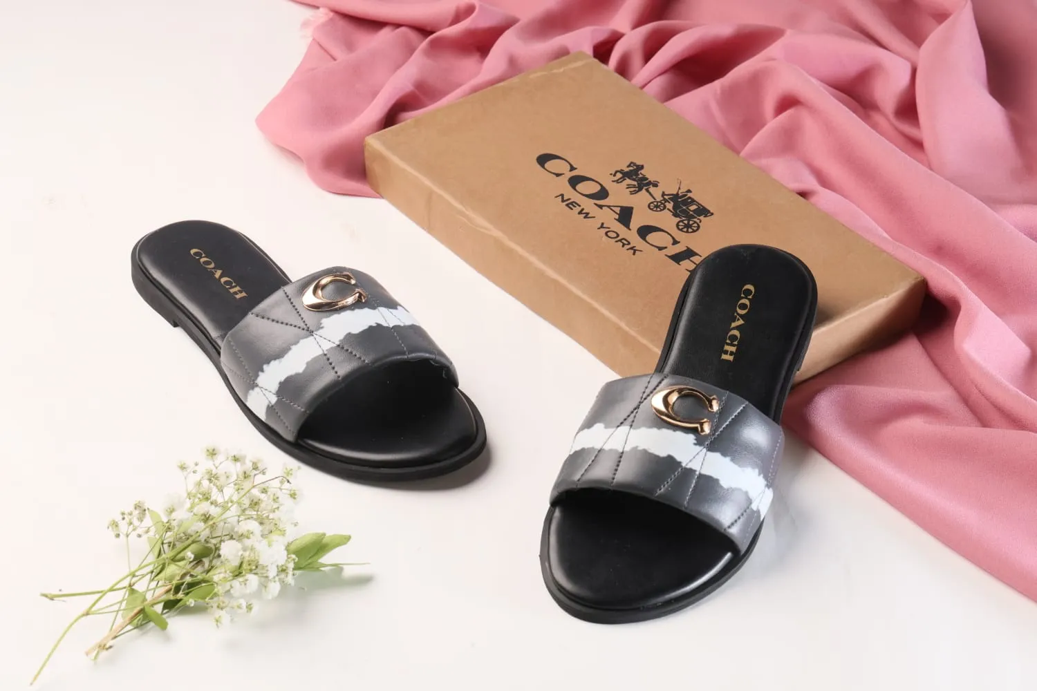 COACH METAL LOGO FLAT SLIDES - BLACK WHITE