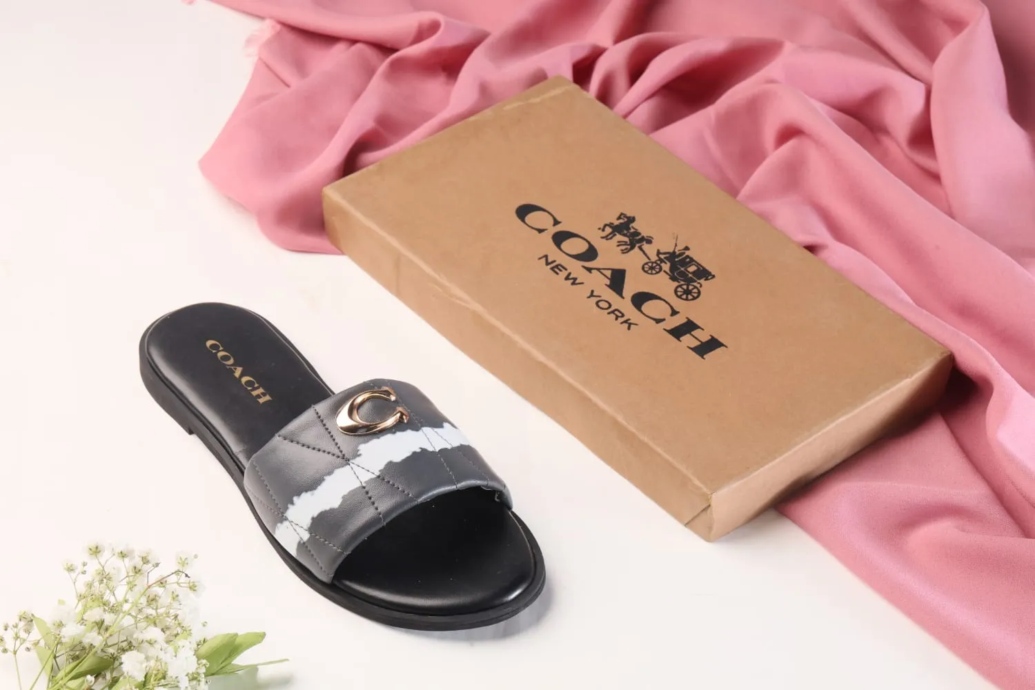COACH METAL LOGO FLAT SLIDES - BLACK WHITE