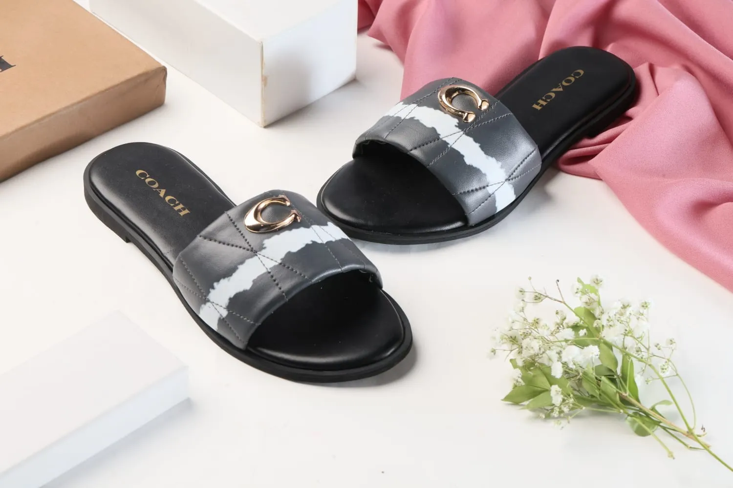 COACH METAL LOGO FLAT SLIDES - BLACK WHITE