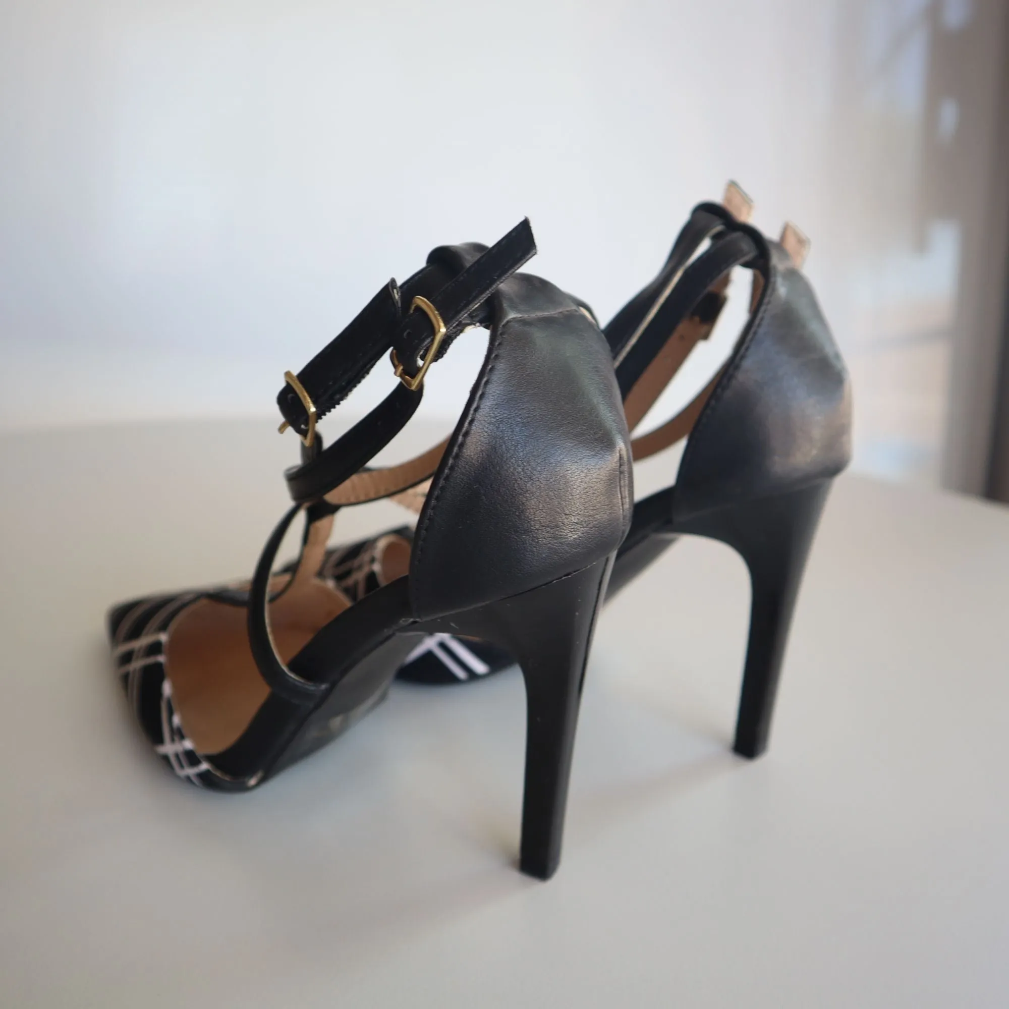 Qupid Women's Size 6 Black & White Plaid Strappy Pointed Toe High Heels